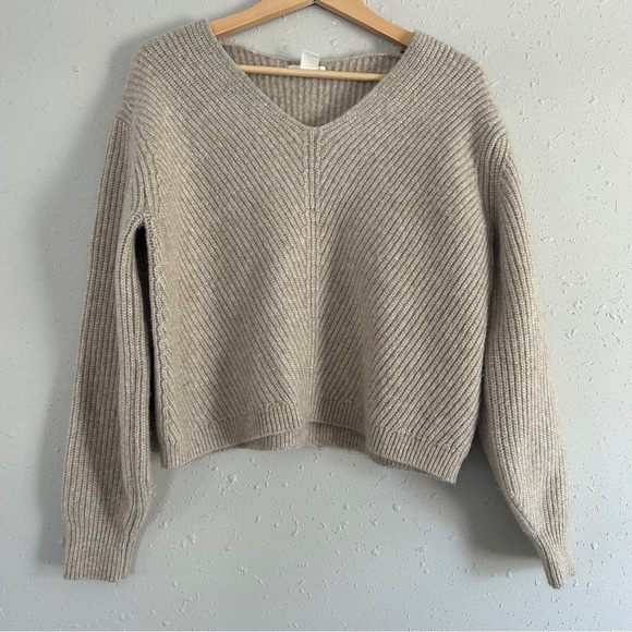 H&M Sweaters - H&M Cream V-Neck Slightly Cropped Sweater Neutral Winter Comfy XS